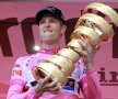 Ryder Hesjedal în roz, cu trofeul Turului Italiei în mîini (foto: reuters)