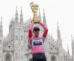 Ryder Hesjedal în roz, cu trofeul Turului Italiei în mîini (foto: reuters)