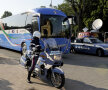 Autocarul Italiei flancat de poliţie. Jucătorii squadrei se tem că, în orice moment, oamenii legii i-ar putea ridica din cantonament. Chiar şi la Euro // Foto: Guliver/GettyImages