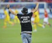 Un fan al Universităţii a pătruns pe teren îmbrăcat cu un tricou pe care scria "Dreptate pentru Ştiinţa"