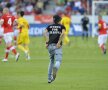 Un fan al Universităţii a pătruns pe teren îmbrăcat cu un tricou pe care scria "Dreptate pentru Ştiinţa"