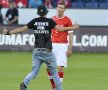 Un fan al Universităţii a pătruns pe teren îmbrăcat cu un tricou pe care scria "Dreptate pentru Ştiinţa"