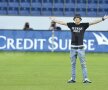Un fan al Universităţii a pătruns pe teren îmbrăcat cu un tricou pe care scria "Dreptate pentru Ştiinţa"