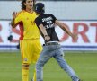 Un fan al Universităţii a pătruns pe teren îmbrăcat cu un tricou pe care scria "Dreptate pentru Ştiinţa"