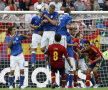 Zidul italian aerian blochează şutul lui Xavi din lovitură liberă
Foto: Reuters