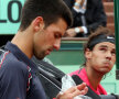 Novak Djokovici (stînga) şi Rafael Nadal într-una dintre pauzele dintre game-uri de ieri // Foto: Reuters