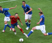 Iniesta (în centru), sufocat între italienii Chiellini, Bonucci şi Marchisio // Foto: Reuters
