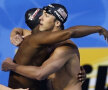 Cullen Jones se îmbrăţişează cu Michael Phelps, colegul său cu 14 medalii olimpice 