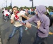 FOTO&VIDEO Război la Varşovia » Suporterii polonezi şi cei ruşi s-au încăierat înaintea meciului de la Euro