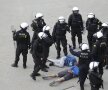 FOTO&VIDEO Război la Varşovia » Suporterii polonezi şi cei ruşi s-au încăierat înaintea meciului de la Euro