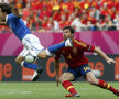 Italianul Pirlo (în albastru) zboară pe lîngă Xabi Alonso, care îl faultează