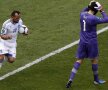 Petr Cech (dreapta), afectat de gafa făcută la golul lui Gekas // Foto: Reuters
