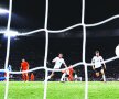 Gomez îl păcăleşte cu abilitate pe portarul Stekelenburg. Mingea e în plasa porţii olandeze, 1-0 pentru Germania // Foto: Reuters