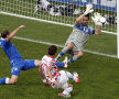 Mandzukici înscrie la prima mare ocazie a croaților, care evită primul eșec în ultimii 70 de ani contra Italiei // Foto: Reuters