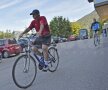 Reghe îi ia faţa lui MM şi pe bicicletă Foto: Raed Krishan