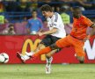 Mario Gomez (stînga), soldatul universal
din atacul Germaniei, marchează a doua
oară împotriva Olandei, a treia oară la
Euro. Bariera batavului Willems n-a
avut nici un efect