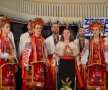 Tinerii sînt membri ai Ansamblului
folcloric “Zorea”, cîntînd în
Polonia, Slovacia sau Ucraina