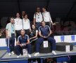O poză cu fetele și antrenorii din
echipa României pe podium, după
concursul de la individual