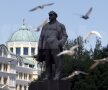 Statuia lui Lenin se remarcă
imediat în centrul orașului