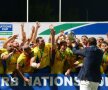 Românii îşi trăiesc bucuria. Trofeul e în mîinile lor. 