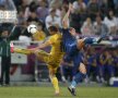 Iarmolenko (stînga), unul dintre jucătorii lui Dinamo Kiev, într-un duel agresiv cu francezul Mexes