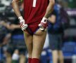 Bucuria calificării în ”sferturi” l-a făcut pe portarul italian Gianluigi Buffon să-și dea șortul jos (foto: Reuters)