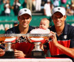 După finala de la Monte Carlo, micuţa Micaela a fost pusă de tatăl ei, Bob (dreapta) în trofeu. Unchiul Mike (stînga) e de acord // Foto: Guliver/GettyImages
