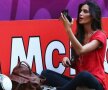 Sara în timp ce se aranjează înainte de meci Foto: es.eurosport.yahoo.com