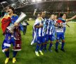 Cristi Săpunaru nedespărţit de fularul Rapidului şi steagul României după cîştigarea Europa League cu FC Porto