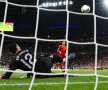 Sergio Ramos l-a fentat pe Neuer, dar a înălțat balonul peste poartă în semifinala cu Bayern (foto 2). Miercuri n-a mai ratat, reușind o execuție magică de la 11 metri (foto 1) // Foto:  Reuters