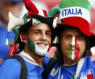 Doi prieteni italieni şi feţele colorate în verde, alb şi roşu // Foto: Reuters