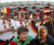 Vopsiţi şi fericiţi, şase fani nemţi în faţa stadionului Naţional din Varşovia
// Foto: Reuters
