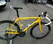 Bicicleta Trek pe care concurează Fabian Cancellara atîta timp cît are tricoul galben (foto: contul de twitter al lui Johan Bruyneel)