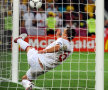 Englezul Terry respinge mingea din spatele liniei porţii în meciul cu Ucraina: una dintre puţinele faze controversate de la Euro // Foto: Reuters