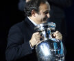 Michel Platini şi copilul său, trofeul Euro // Foto: Reuters