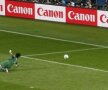 Jordi Alba scapă pe contraatac şi strecoară balonul pe lîngă Buffon