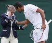 Tsonga consolează un arbitru de linie (foto: Reuters)