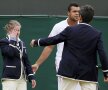 Tsonga consolează un arbitru de linie (foto: Reuters)