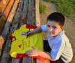 Cristian Vieru, 8 ani, îi scrie cu emoție lui Cristi Chivu pe tricoul naționalei