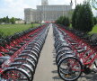 Sîmbătă, 14 iulie, "Bicicleta roşie" face un tur de onoare în jurul Palatului Parlamentului