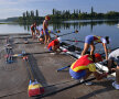 Canotoarele de la 8 plus 1 îşi aranjează barca pentru a ieşi pe lac // Foto: Raed Krishan