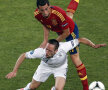 Secvenţă din meciul Spania - Franţa 2-0, cu Arbeloa (în roşu) parcă ascultîndu-l pe ambasador şi lovindu-l pe Ribery // Foto: Reuters