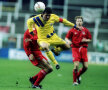 Secvenţă din meciul de la Cardiff, cu Hagi depăşind în viteză un fundaş galez // Foto: Guliver/GettyImages