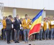 Președintele interimar
Crin Antonescu i-a
înmînat lui Horia Tecău
drapelul României