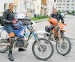 Iustin (stînga),
alături de un
prieten, pe
motocicletele
enduro