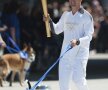 Alături de un patruped haios
Fostul fotbalist englez Michael Owen a purtat torţa olimpică într-o mînă. Cu cealaltă l-a ţinut în lesă pe Rory, un cătel aflat într-un centru de adopţii pentru animale.