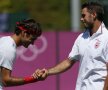 Salutul regelui
Marele Federer se pleacă, într-o reverenţă amicală, în faţa compatriotului său Stanislas Wawrinka. Într-un fel, e normal. Acesta din urmă este port-drapelul Elveţiei la Olimpiadă.