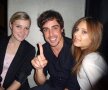 GALERIE FOTO » Să fie supărat sau să zică merci? :D Iubitei lui Fernando Alonso îi cam plac... fetele!