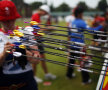 Culori la tir cu arcul. O sportivă îşi socoteşte punctele obţinute după o rundă. Săgeţile aşteaptă cuminţi numărătoarea