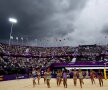 Majoretele de la beach-volley în acțiune (foto: Reuters)